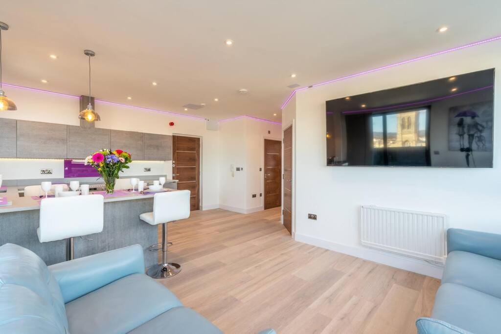 Central Penthouse With Hot Tub & Views 22 Τσέλτενχαμ Εξωτερικό φωτογραφία